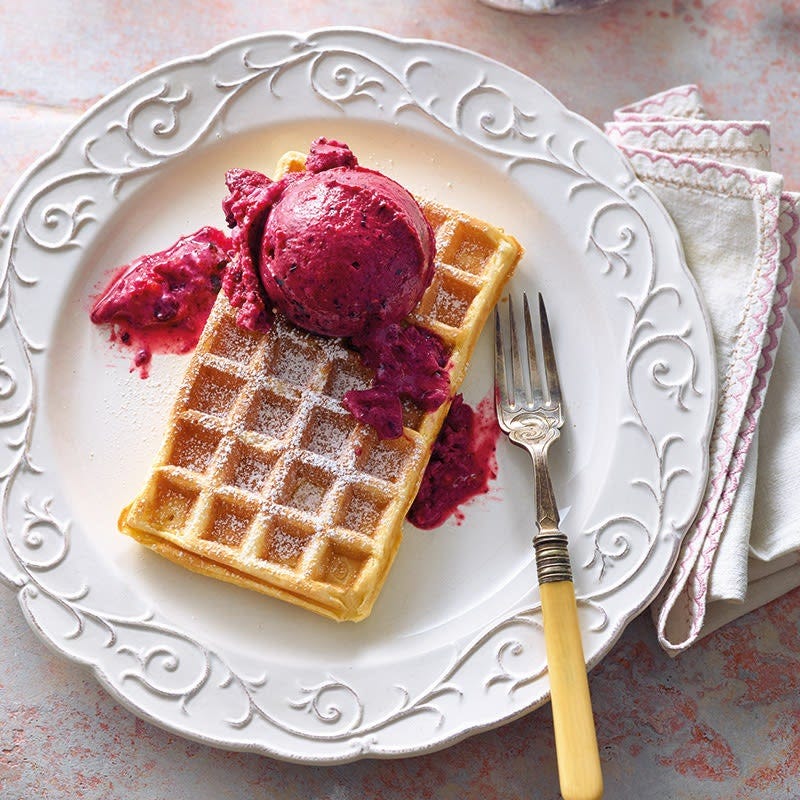 Waffeln mit Buttermilch-Beeren-Semifreddo