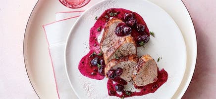 Filet de porc rôti avec sauce aux bleuets frais