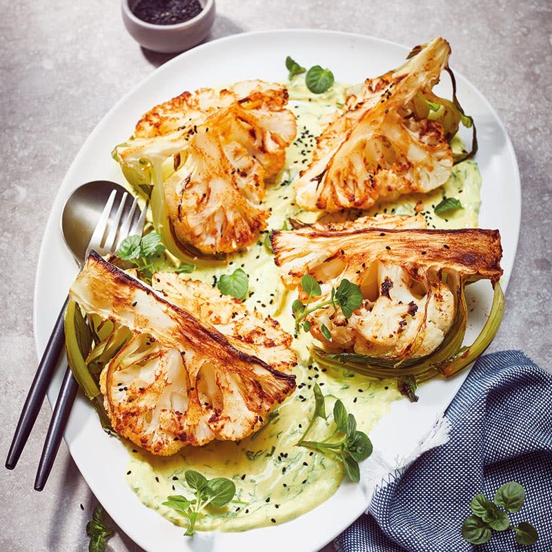 Gegrillter Blumenkohl mit Curry-Joghurt-Sauce