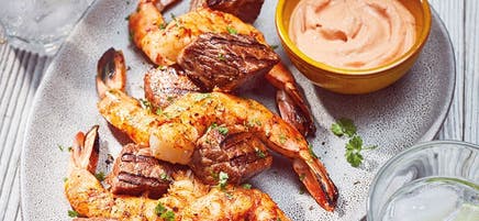 Brochettes Surf & Turf et sauce cocktail épicée