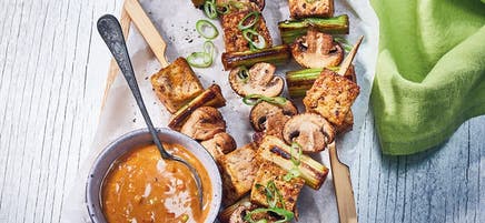 Brochettes de légumes et tofu à la sauce saté