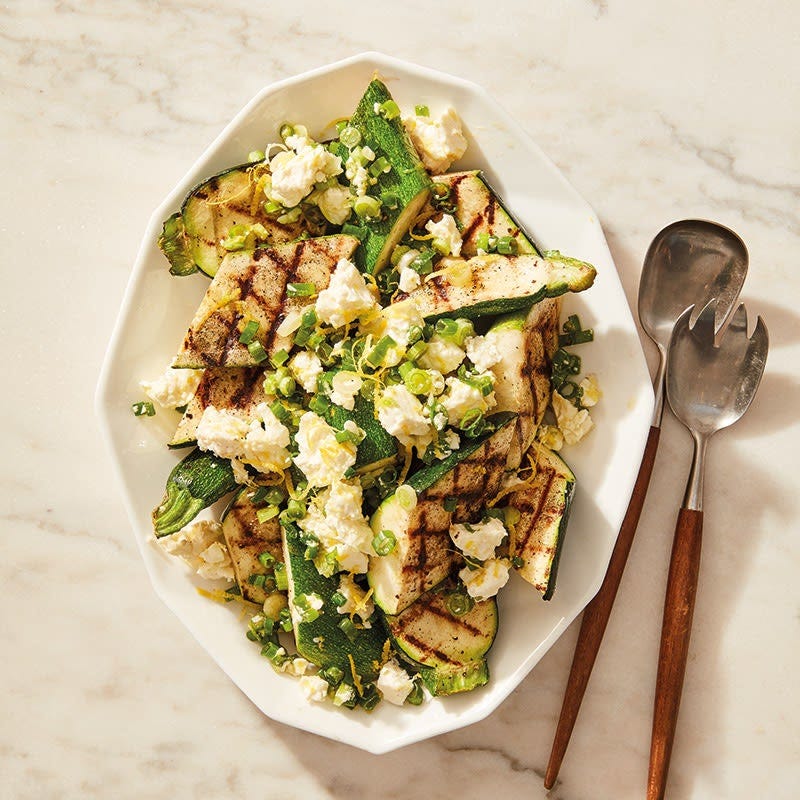 Zucchini mit Feta-Zitronen-Topping