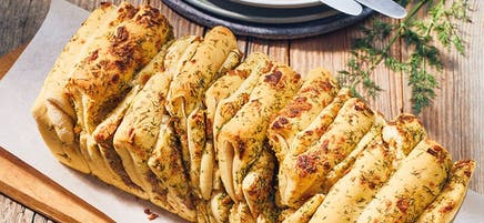 Pain brioché garni à l’aneth et aux oignons frits