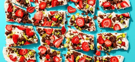 Écorce de yogourt glacé aux fraises et au brownie