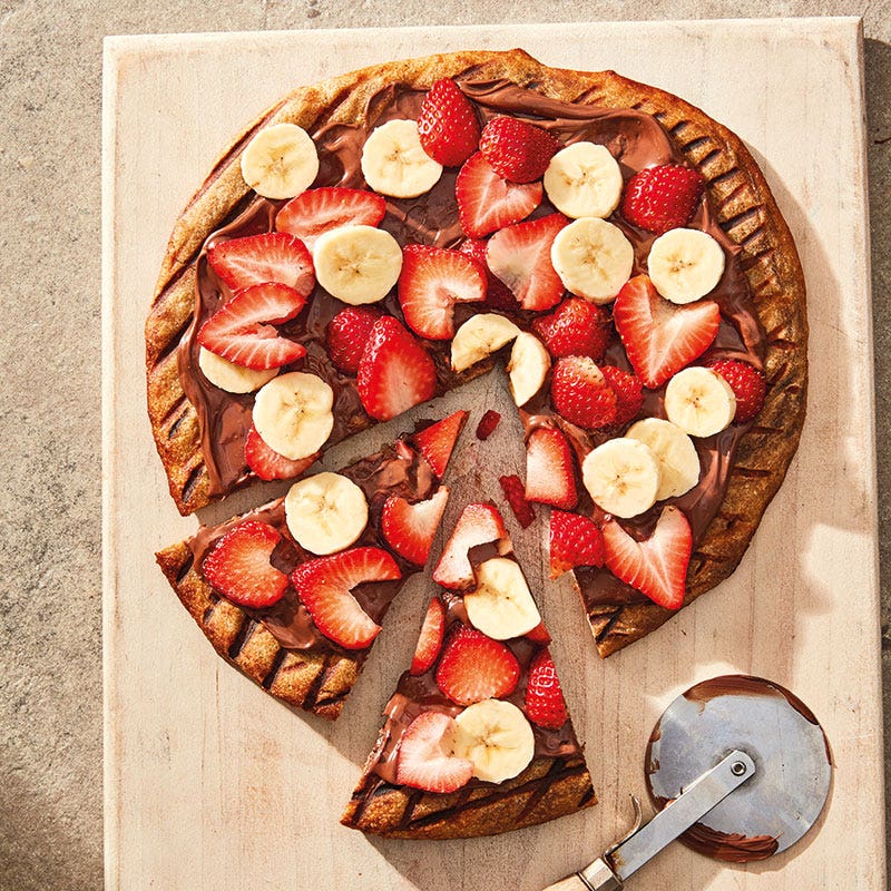 Haselnuss-Schoko-Pizza mit Bananen und Erdbeeren