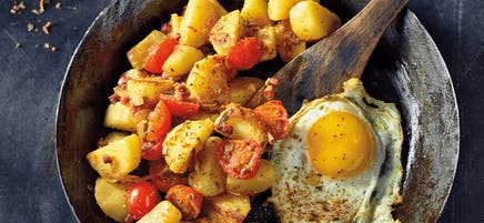 Fried potatoes with tomato and egg