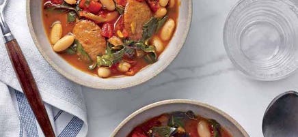 Ragoût de kielbasa de dinde avec haricots blancs et bette à carde