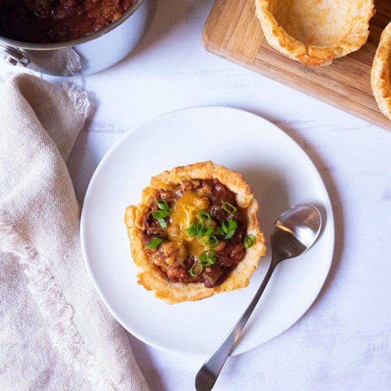 Photo de Chili aux deux haricots dans des bols de pain au fromage par WW