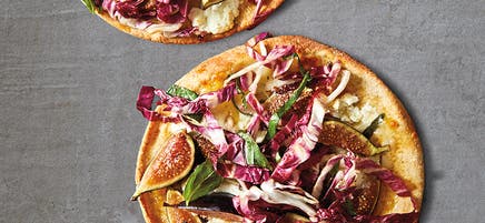Pizza met geitenkaas, vijgen en radicchio