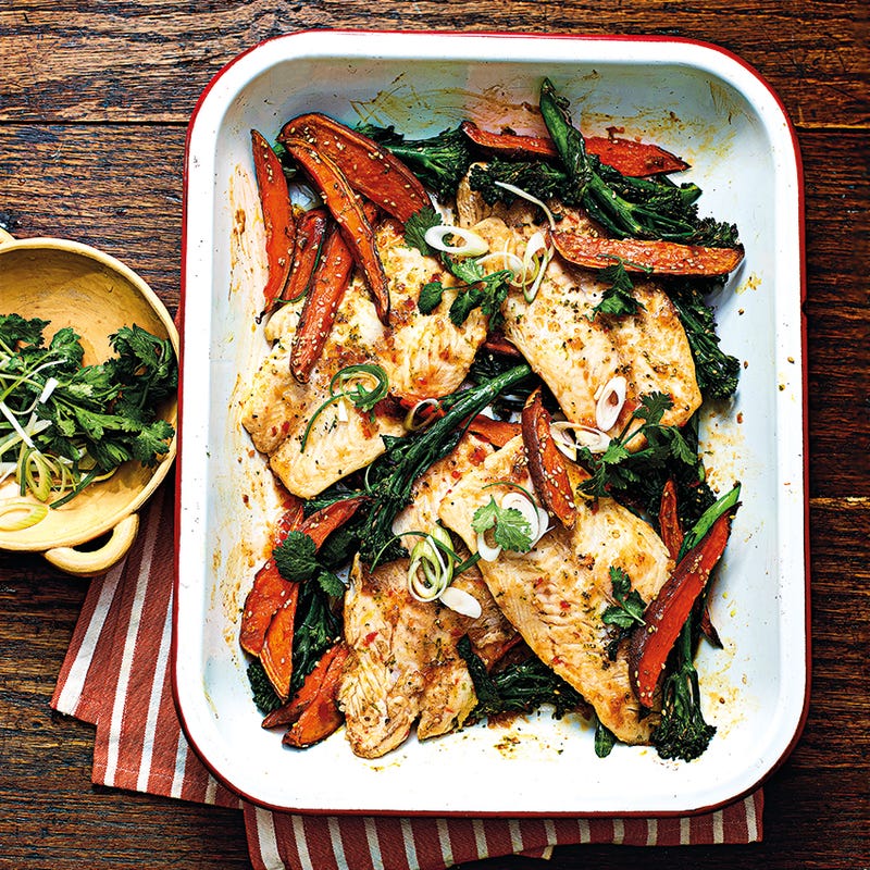 Foto van Traybake van pangasiusfilet met chilisaus en zoete-aardappelwedges door WW