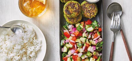 Falafels au sésame, riz et salade