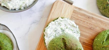 Bagels aux épinards avec fromage à la crème aux fines herbes