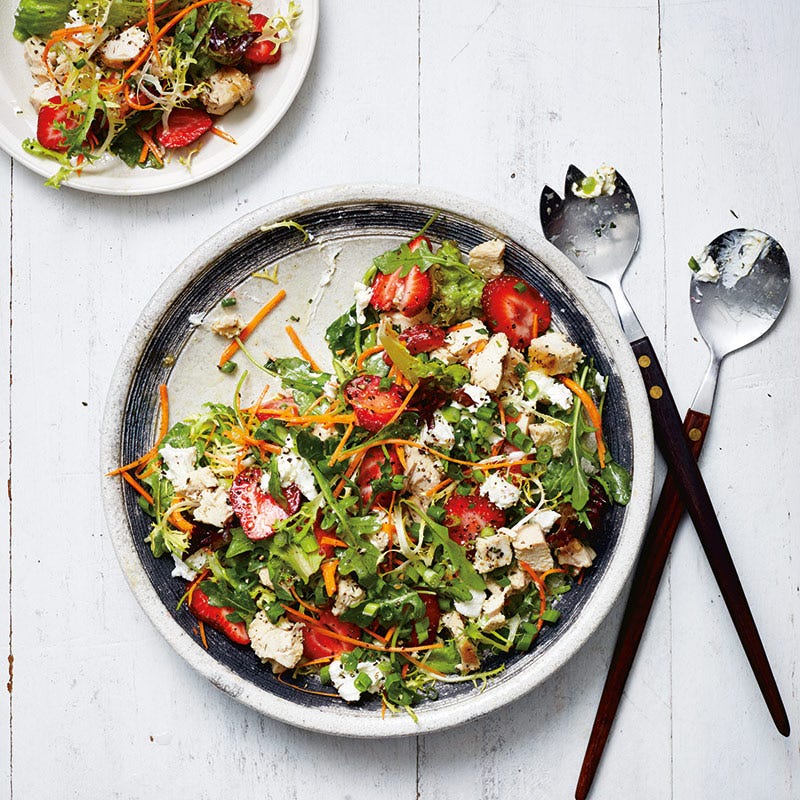 Salat mit Hähnchen, Erdbeeren und Ziegenkäse