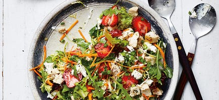 Salat mit Poulet, Erdbeeren und Ziegenkäse/Salat mit Hähnchen, Erdbeeren und Ziegenkäse