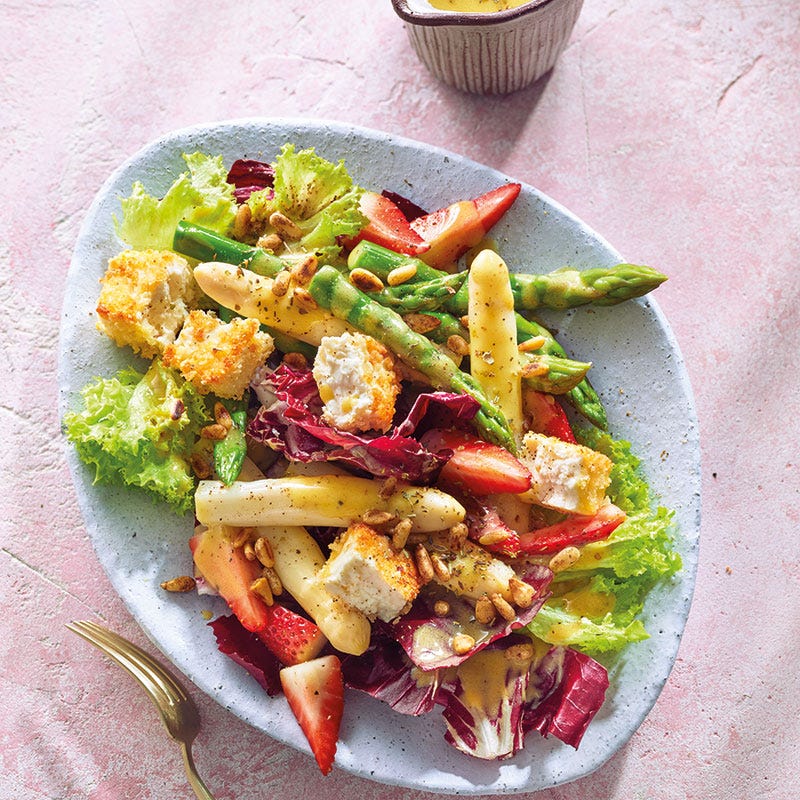 Spargel-Erdbeer-Salat mit Ofenfeta