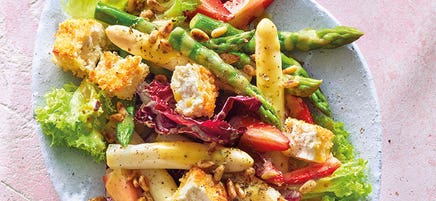 Salade d'asperges et de fraises avec feta au four