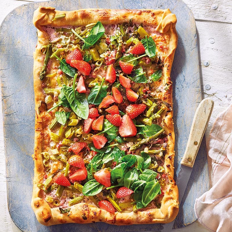 Spargelflammkuchen mit Erdbeerfrischkäse