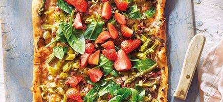 Tarte flambée aux asperges et aux fraises