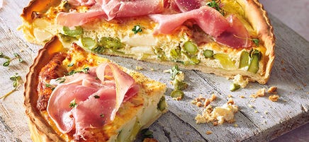 Spargel-Ricotta-Tarte mit Serranoschinken