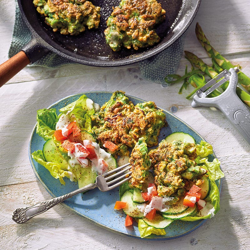 Spargel-Zwiebel-Puffer mit Salat