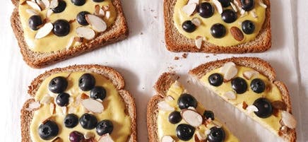 Rôties au yogourt avec amandes et bleuets