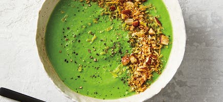 Grön ärtsoppa med mandel- och citrontopping