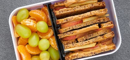 Sandwichs au beurre d’arachide crémeux et aux pommes