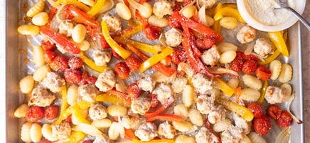 Gnocchis, boulettes de viande et légumes cuits au four sur la plaque
