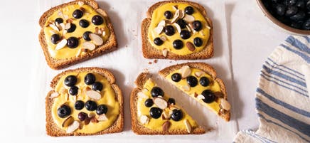 Almond-berry yoghurt toast