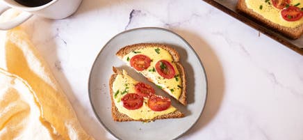 Savoury tomato-chive yoghurt toast