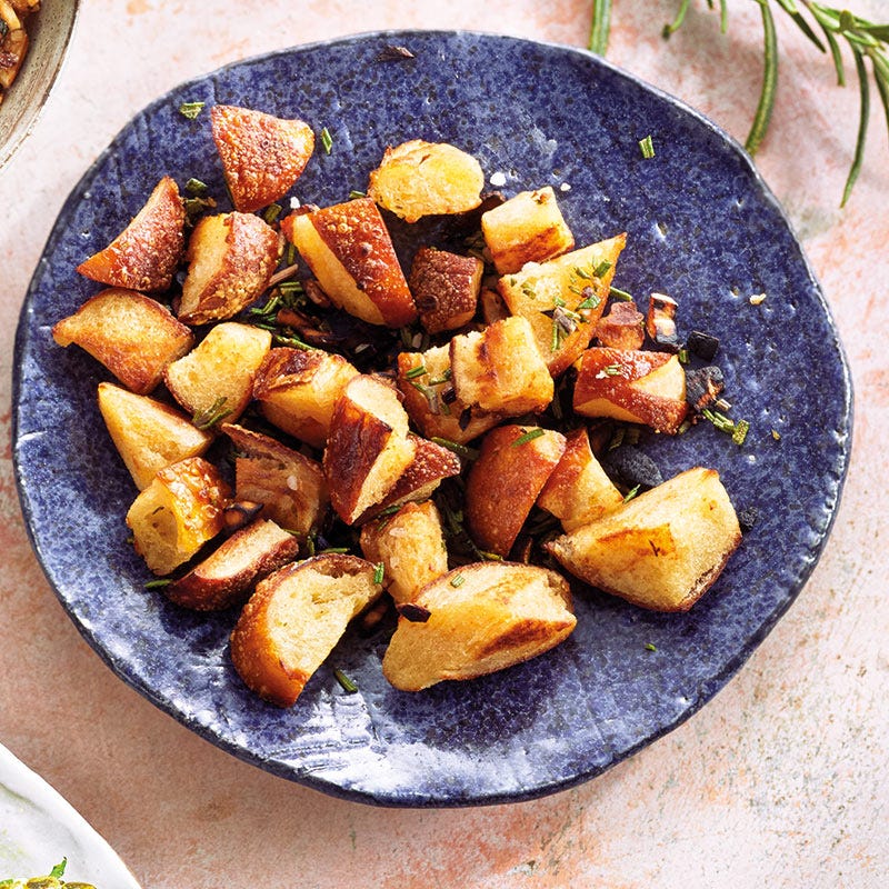 Knoblauch-Laugen-Croûtons mit Rosmarin