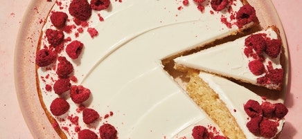 Vanilla cake with cream cheese icing