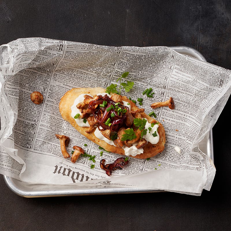 Langos - Langos med cheddarkräm och kantareller