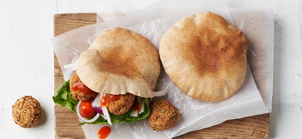 Falafel på gula ärter i hembakade pitabröd