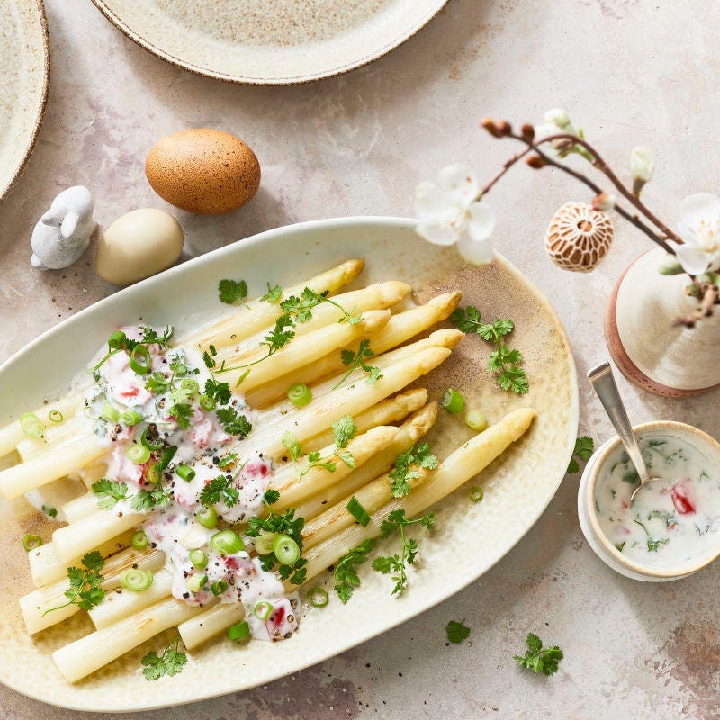Gebratener Spargel mit Kräuter-Tomaten-Dressing