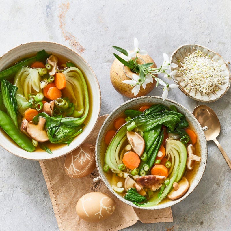 Zitronengras-Bouillon mit frischem Marktgemüse