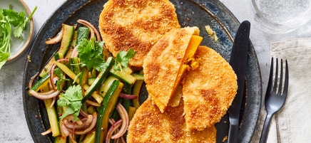 Escalope de courge milanaise et salade de concombre coréenne