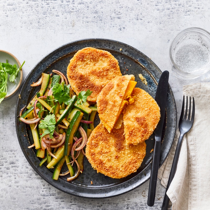 Kürbisschnitzel mit koreanischem Gurkensalat