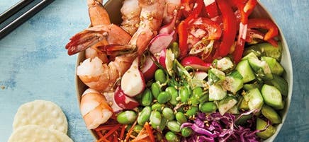 Bols de poké arc-en-ciel arrosés d’un filet épicé au sésame