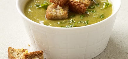 Soupe crémeuse aux asperges et aux poireaux avec croûtons maison
