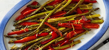 Asperges rôties avec poivrons rouges et citron