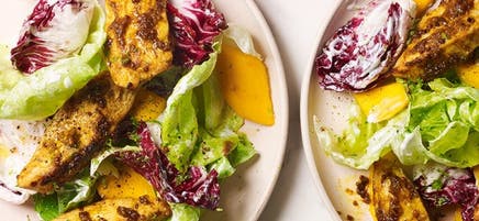 Salade de poulet glacé à la moutarde, avec mangue et lime