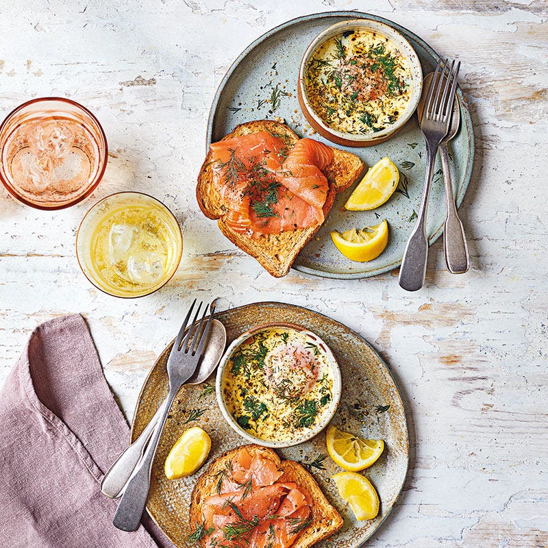 Gebackene Eier mit Lachstoast und Dill