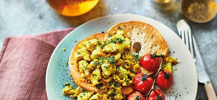 Tofu aux herbes rôti avec tomates grillées