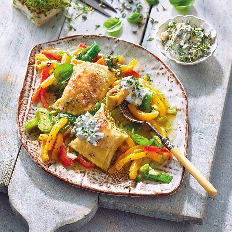 Maultaschen mit Paprika und Kräuter-Gorgonzola-Dip