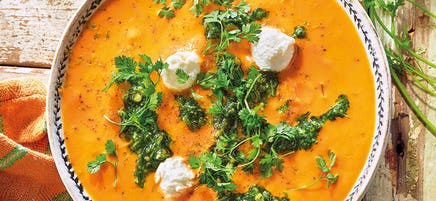 Rhabarber-Tomaten-Gazpacho mit Kerbel-Pesto