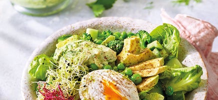 Grüner Salat mit Avocado, Ei & Sprossen