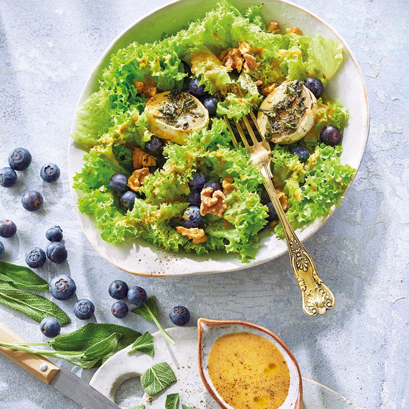 Fruchtiger Salat mit Salbei und Ziegenkäse