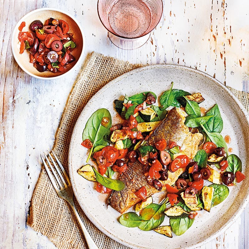 Wolfsbarsch mit mediterraner Salsa