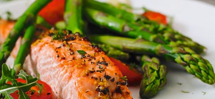 Zalm met groene asperges en aardappelen